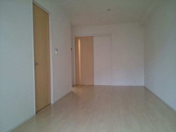 ウェスト宮ノ下6階1LDK リビングの画像