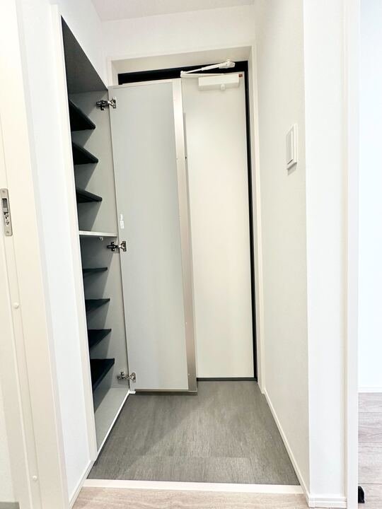 TIDA 高畑1階1LDK 玄関の画像