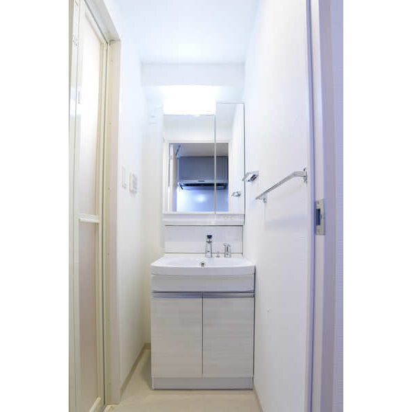 フォーリアライズ難波リアン07階1K 洗面所の画像