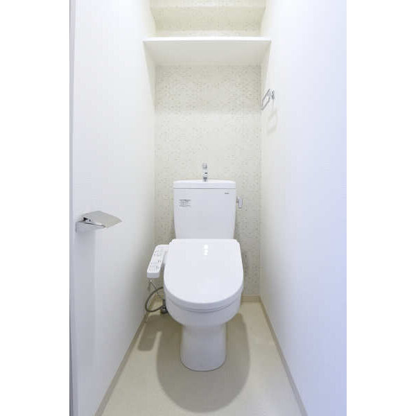 フォーリアライズ難波リアン09階1K トイレの画像