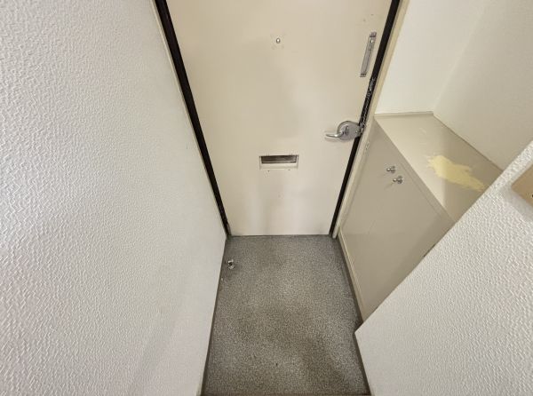 エステイトビル8階1R 玄関の画像