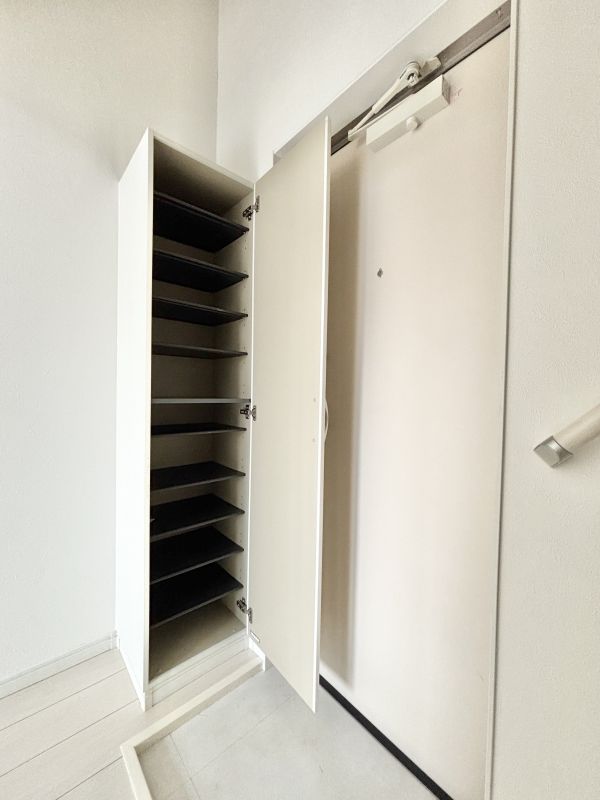 REFINED TASTE 小塚2階1R 玄関の画像