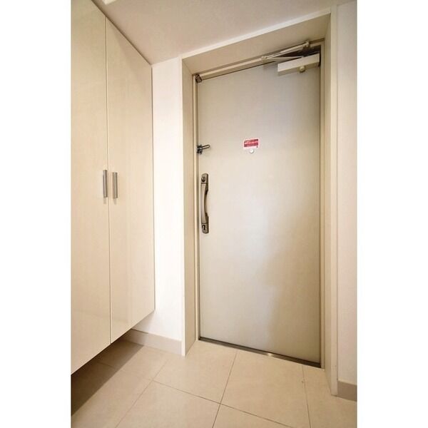 アスリート江坂Ⅱ番館4階1DK 玄関の画像