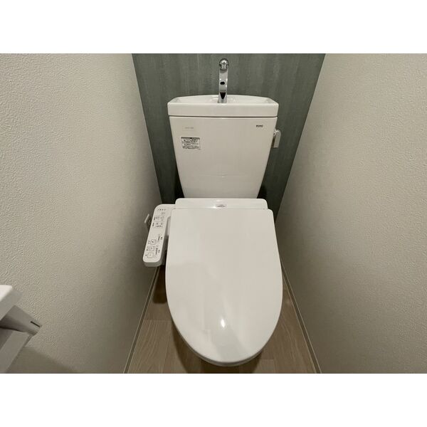 ファーストフィオーレ蛍池ルナーレ09階1K トイレの画像