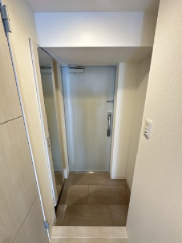  エグゼ難波ザ・ゲート1階1DK 玄関の画像